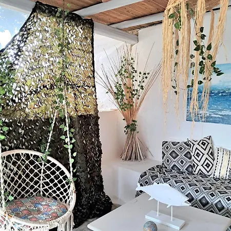 Special Rate Due To Pre Renovation! Bohemian Island House Pool And Beach Guest house